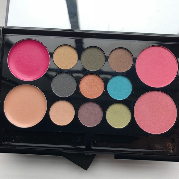 Makeover Essentials Face Color Kit - Picture 2 of 4